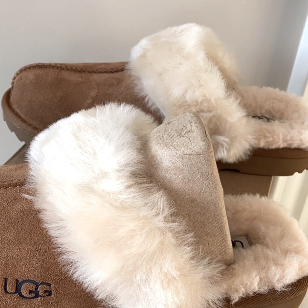 Ugg Slippers - brand new - Size 5, fits women 6